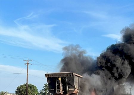 Motorista avisa caminhoneiro que seu veículo estava pegando fogo e salva vida de motorista