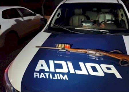 Mulher é retirada de ambiente de violência pela PM em Angélica; arma é apreendida