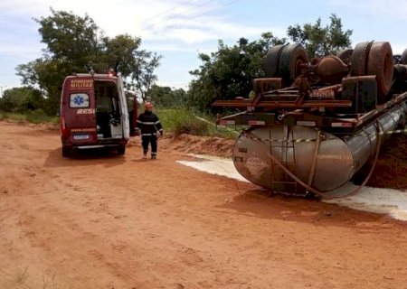 Tragédia na estrada rural: motorista morre após caminhão leiteiro tombar na região de Casa Verde; filho que estava na cabine sai ileso