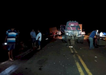 Acidente envolvendo três caminhões fecha MS-276 por mais de quatro horas