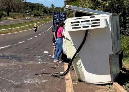 Motorista perde controle e capota Fiat Strada carregada de gelo na MS-134 em Batayporã