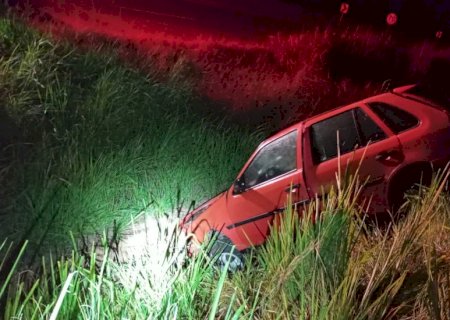 Condutor de VVW Gol sai ileso após capotar veículo na MS-134, em Batayporã