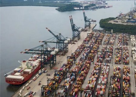 Balança comercial tem superávit recorde para meses de abril