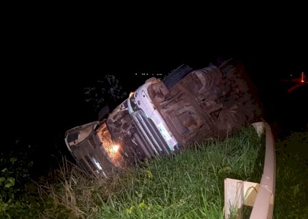Ivinhema - Caminhão tomba na BR-376 sentido Amandina durante a madrugada desta terça-feira