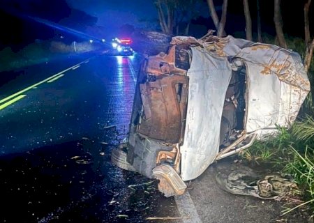 Homem é socorrido após capotamento de Fiorino próximo ao frigorífico JBS em Nova Andradina