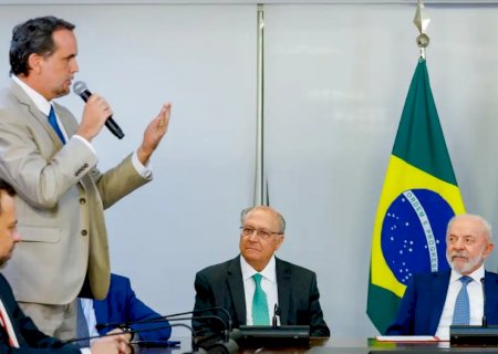 Lula assina MP e zera 'taxa das blusinhas'