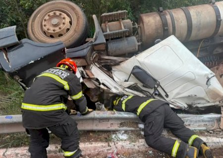 Caminhoneiro tomba carreta carregada com sucata e morre prensado por cabine na BR-262