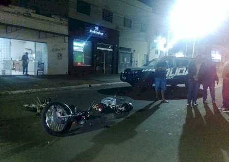 Motociclista é socorrido pelos Bombeiros após colisão com carro no centro de Nova Andradina