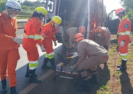 Motorista fica gravemente ferido após perder controle e capotar veículo na BR-163