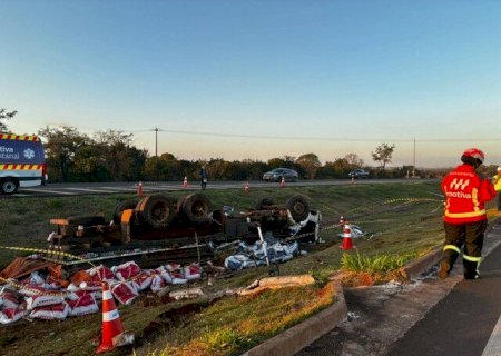 Motorista de 72 anos morre após caminhão com sal mineral tombar na rodovia