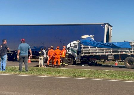 Colisão traseira entre caminhão e carreta deixa um óbito na BR-163