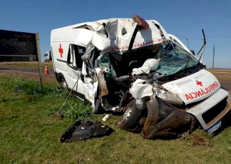 Ambulância da Saúde de Caarapó fica destruída após colisão com caminhão na BR-163