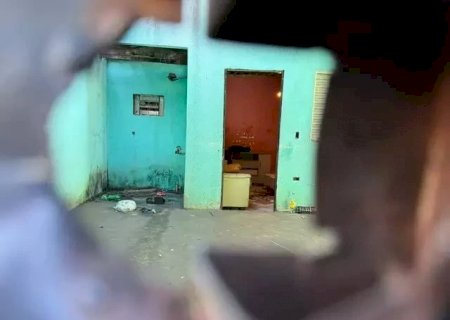 Motociclista invade casa e executa adolescente com 12 tiros no sofá