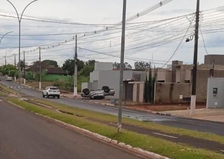 Ivinhema: Acidente envolvendo uma Van e uma caminhonete Mitsubishi Triton na Av Reinaldo Massi