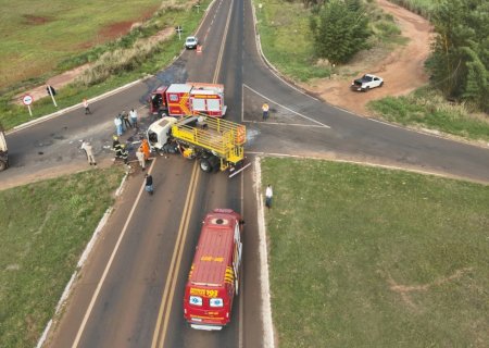 Acidente entre caminhão e carreta deixa apenas danos materiais na MS-141 entre Ivinhema e Naviraí