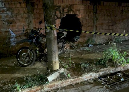 Motociclista morre após bater contra meio-fio e muro em Campo Grande
