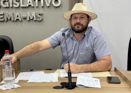 Eder Chicó solicita execução de serviços de tapa-buracos na avenida Reynaldo Massi, em frente às empresas Agropeças e Regula Auto Peças