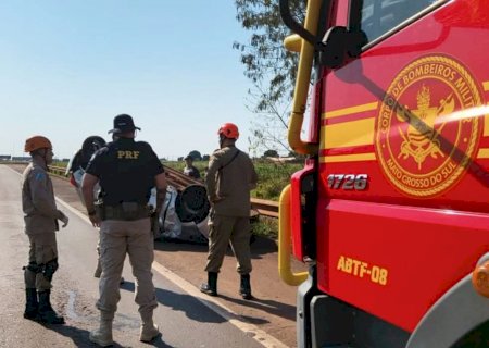 Motorista sobrevive após capotar várias vezes na BR-163 em Dourados