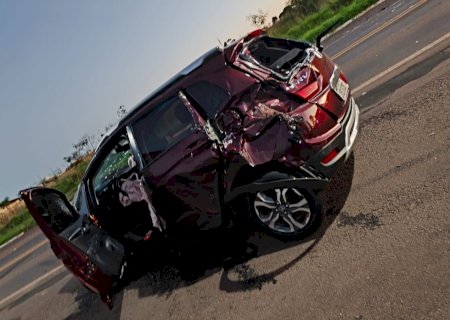 Grave colisão entre carro e caminhão é registrada na BR-376, em Ivinhema