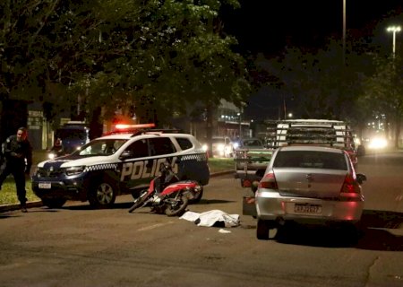 Motociclista morre após ser prensada entre carro e caminhão em semáforo