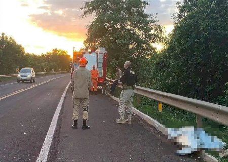 Mulher de 30 anos morre atropelada por carreta na BR-262