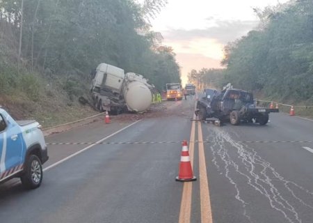 Duas pessoas morrem e criança fica ferida após batida entre caminhonete e carreta na BR-158, em Paranaíba