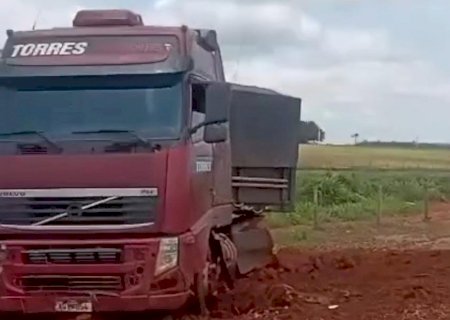 BR-376: Motorista sai ileso após quebra de barra de direção e carreta parar em lavoura