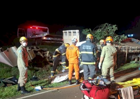 Passageiro morre após caminhão tombar ao passar direto por rotatória