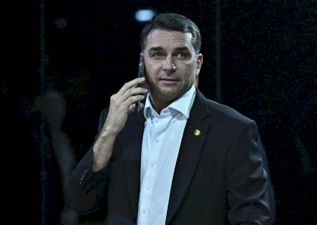 Flávio é intimado pela PF para entregar passaporte por determinação de Moraes